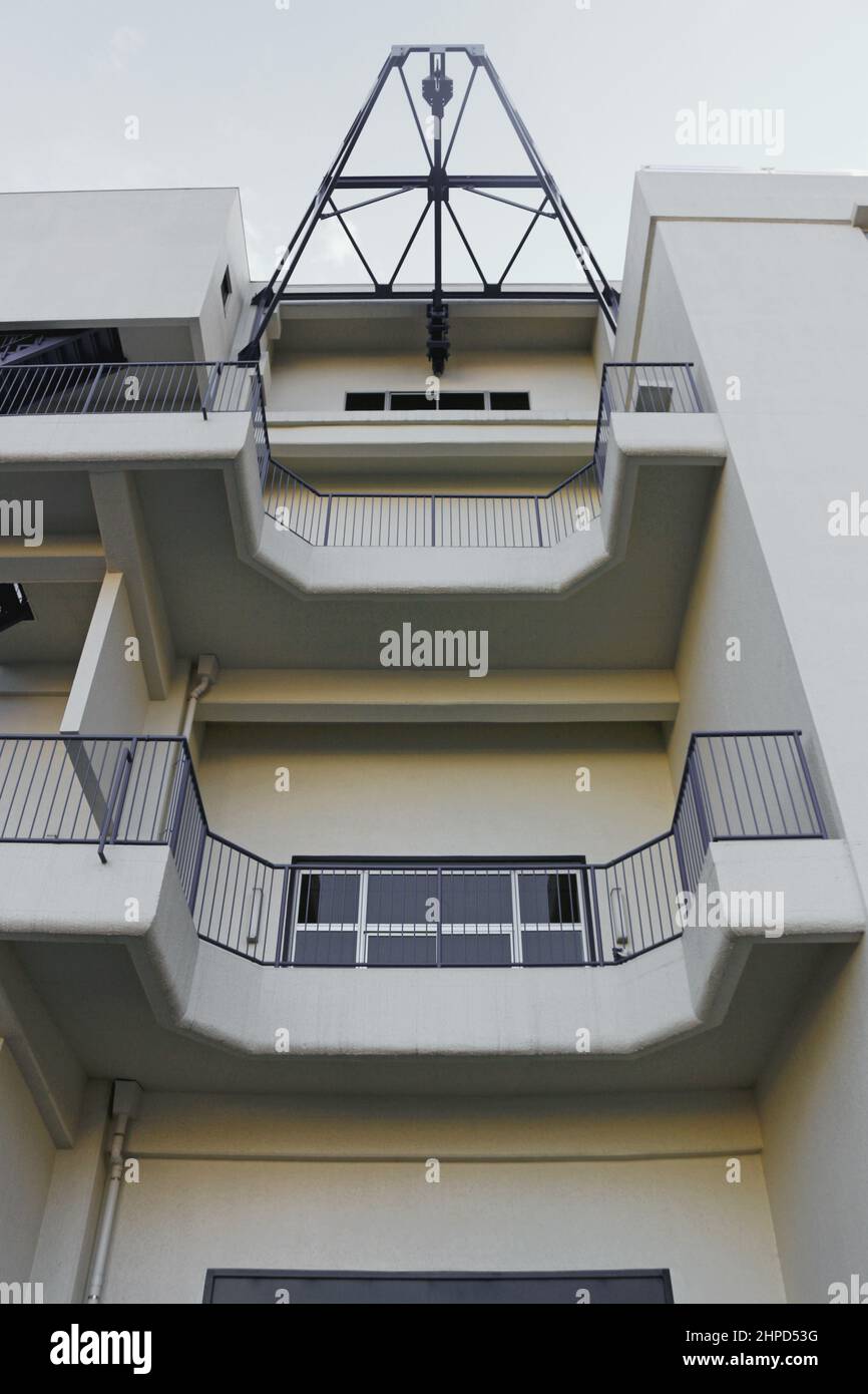 Außenansicht eines alten Lagerhauses in der Yokohama Bankoku Bridge, das 1960s aus Stahlbeton gebaut wurde Stockfoto Außenansicht eines alten Lagerhauses in der Yokohama Bankoku Bridge, das 1960s aus Stahlbeton gebaut wurde Stockfoto