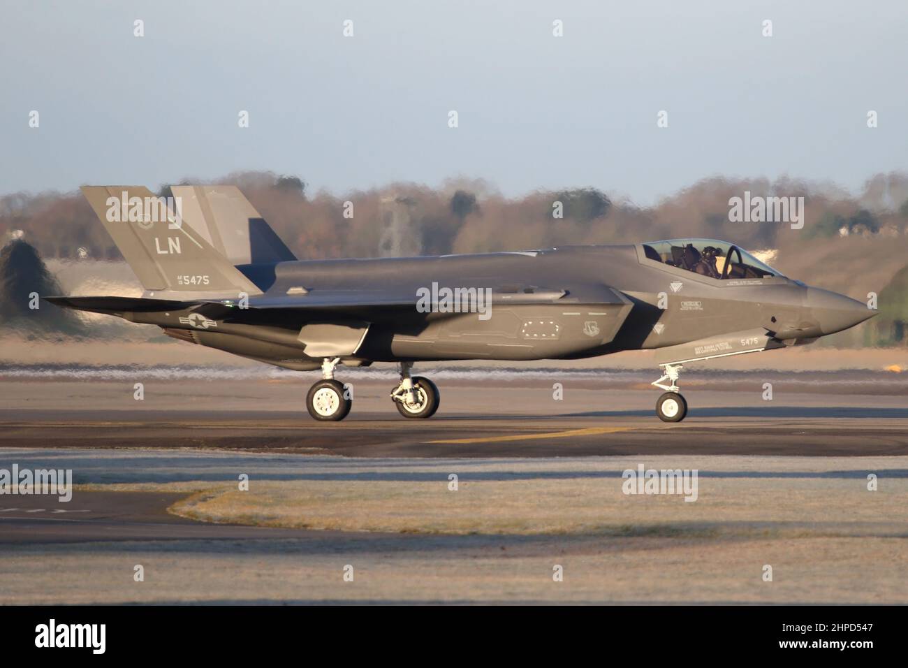 F-35A Lightning II aus dem neu reformierten 495th-Jagdgeschwader der RAF Lakenheath rollt für den Abflug auf einem lokalen Flug. Stockfoto