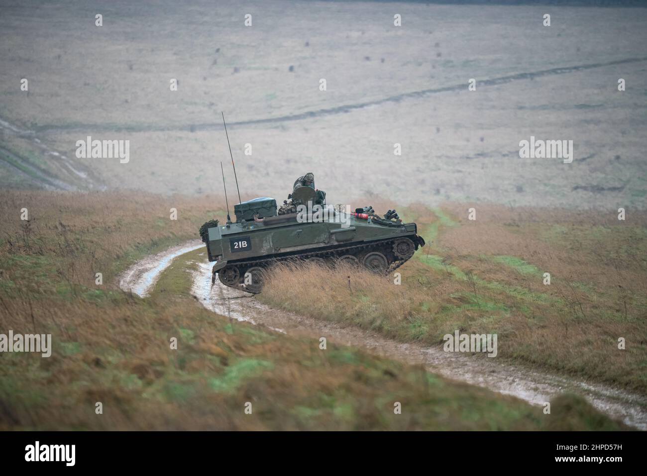 Die britische Armee FV103 Spartan verfolgte ein gepanzertes Aufklärungsfahrzeug in Aktion bei einer militärischen Übung, Salisbury Plain, Wiltshire UK Stockfoto