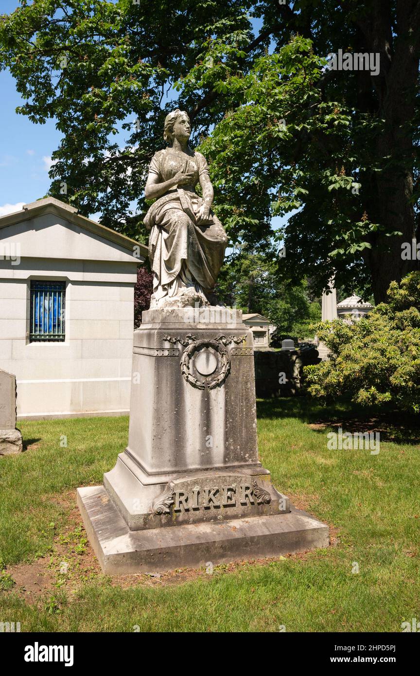 Statue auf dem Woodlawn Cemetery - Riker Family Stockfoto