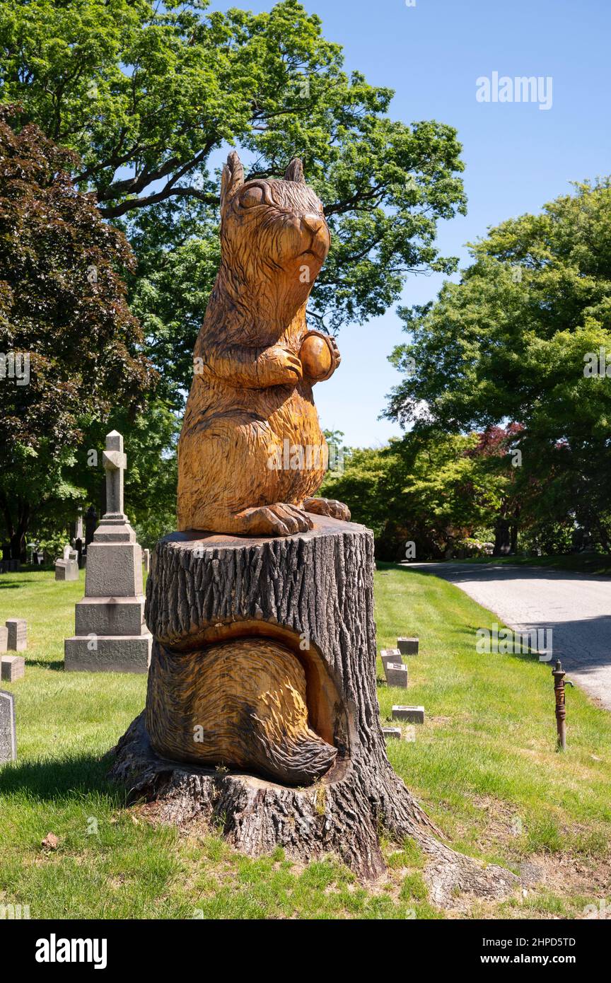 Baumschnitzerei eines Eichhörnchen auf dem Woodlawn Cemetery in der Bronx, New York City Stockfoto