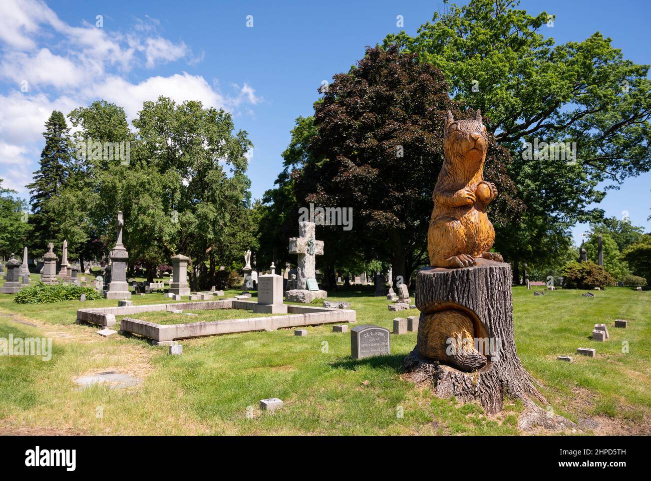 Baumschnitzerei eines Eichhörnchens auf dem Woodlawn Cemetery in der Bronx, New York City Stockfoto