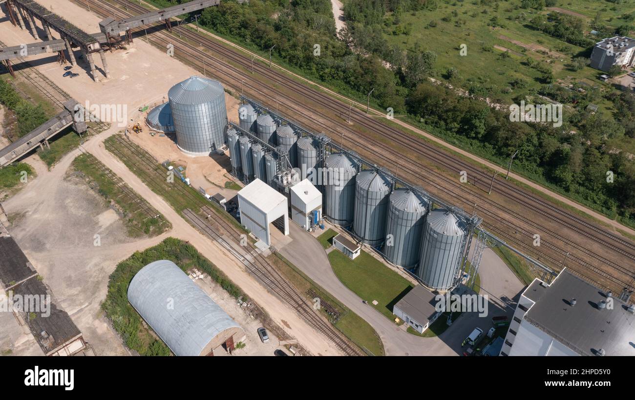 Getreidelagerung Silos neben der Eisenbahn Stockfoto