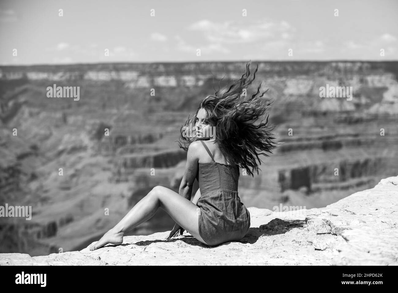 Reise- und Abenteuerkonzept. Elegante Frau auf Grand Canyon. Junge Frau mit szenischer dramatischer Aussicht auf den amerikanischen Nationalpark. Stockfoto