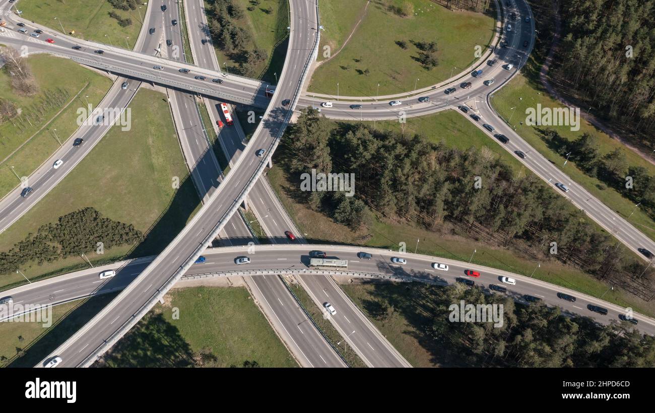 Luftaufnahme einer massiven Autobahnkreuzung Stockfoto