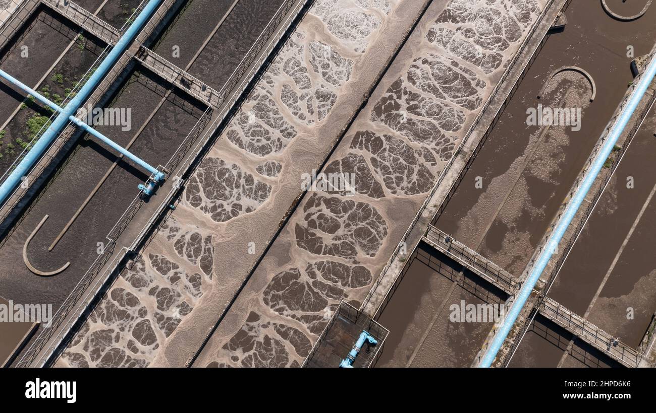 Kläranlage dekontaminiert Abwasser recyceln und das Konzept der Planeten retten Stockfoto