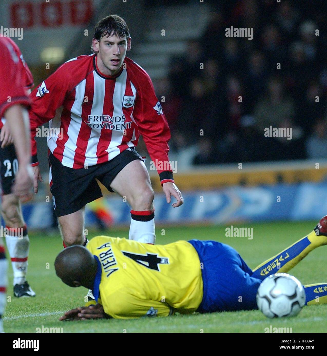 SAINTS V ARSENAL 29-12-03 RORY DELAP SCHLÄGT PATRICK VIEIRA PIC MIKE WALKER, 2003 Stockfoto