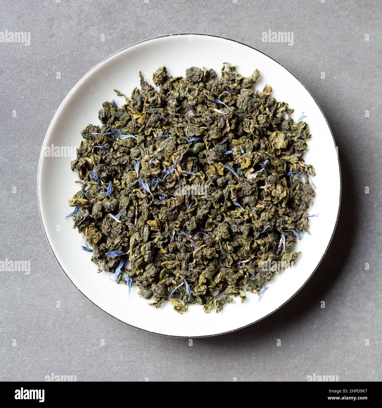 Getrockneter Oolong-Tee und Blumen in einer kleinen Schüssel Stockfoto