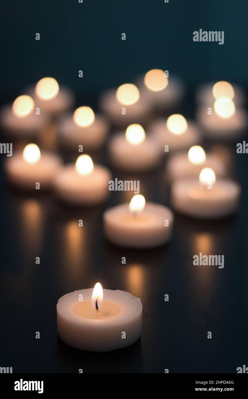 Kerzen in der Dunkelheit Stockfoto