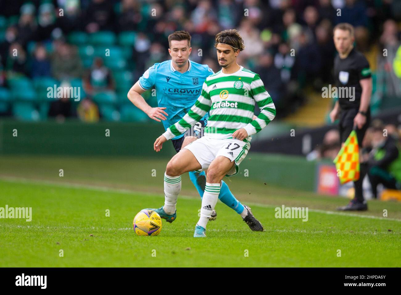 20th. Februar 2022 ; Celtic Park, Glasgow, Schottland; schottischer Premier League Fußball Celtic FC gegen Dundee: JOTA von Celtic und Cammy Kerr von Dundee Stockfoto