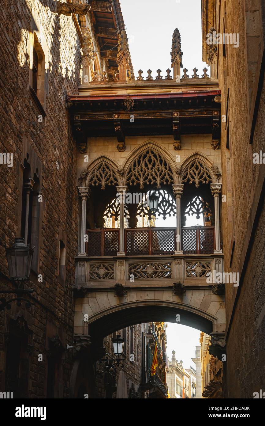 Die Brücke zwischen den Gebäuden im gotischen Viertel von Barcelona. El Pont del Bisbe - Bishop Bridge Stockfoto
