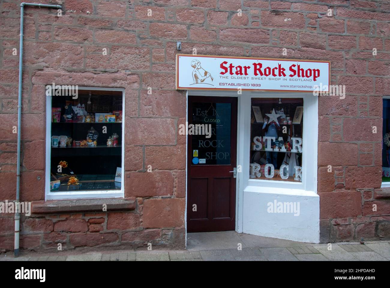 Star Rock Shop Oldest Sweet Shop in Scotland Roods Kirriemuir Angus Scotland Vereinigtes Königreich Außenansicht roter Sandstein doppelt fronted Commercial reta Stockfoto