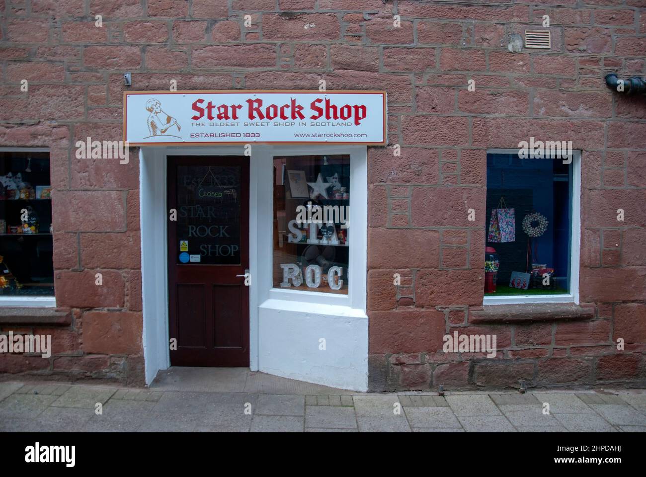 Star Rock Shop Oldest Sweet Shop in Scotland Roods Kirriemuir Angus Scotland Vereinigtes Königreich Außenansicht 19th Jahrhundert roter Sandstein Doppelfront CO Stockfoto