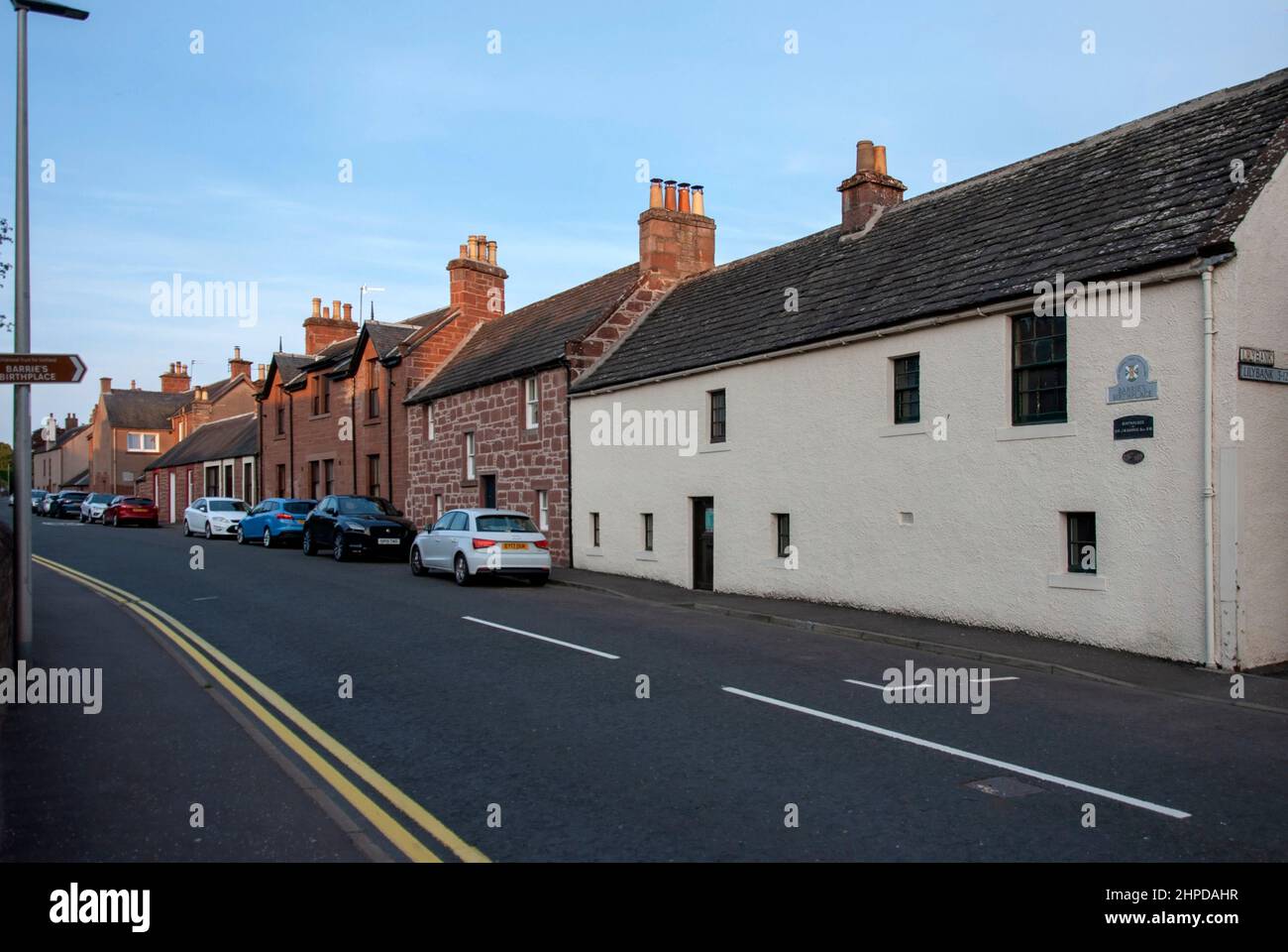 Blick auf die Straße Brechin Road Kirriemuir Geburtsort von J.M. Barrie Peter Pan Creator Außenansicht 19th Jahrhundert cremeweiß Raufuß zweistöckiges Gebäude Stockfoto