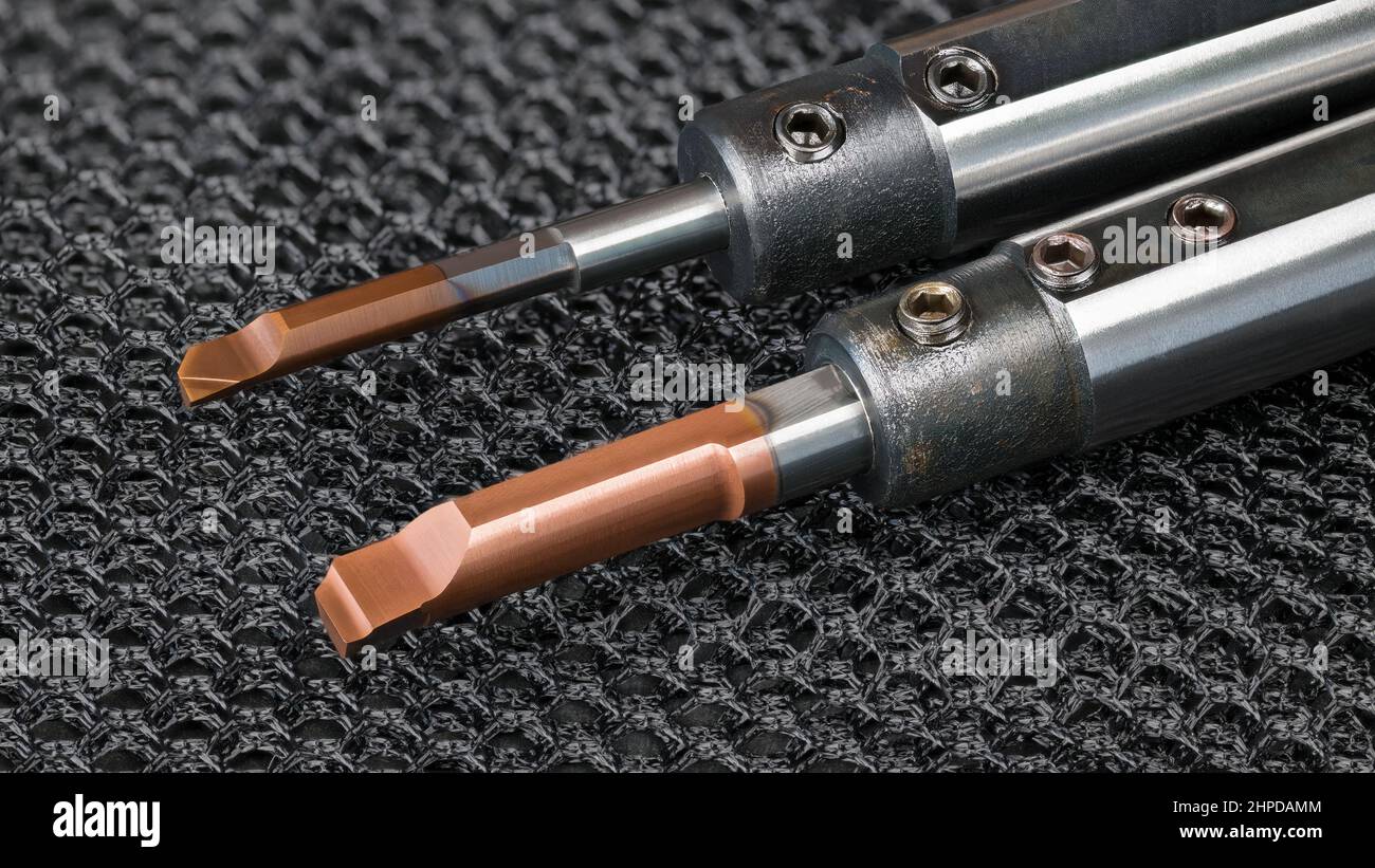 Austauschbare Hartmetall-Bohrmesser mit rundem Schaft auf schwarzem Netzhintergrund. Schneidwerkzeug aus Stahl zum Arbeiten in kleinen Löchern in Metallhaltern. Drehen. Stockfoto