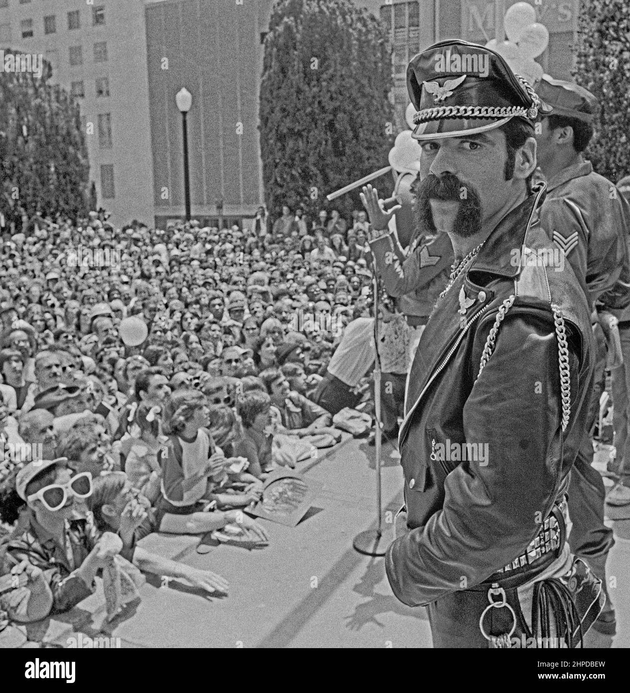 Clenn Michael Hughes die ursprüngliche „Ledermann“-Figur der Disco-Gruppe Village People tritt auf dem Union Square in San Francisco, Kalifornien, auf. Juni 1980 Stockfoto