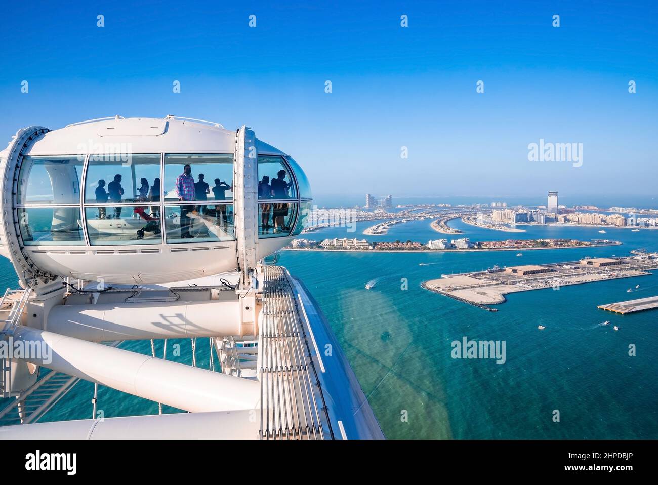 Ain Dubai Hütte mit Menschen, die die wunderschöne Skyline von Dubai bewundern Stockfoto