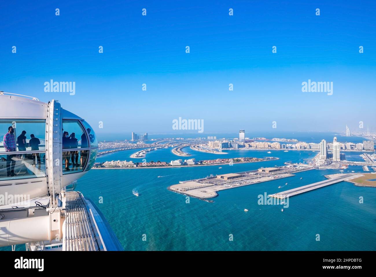 Ain Dubai Hütte mit Menschen, die die wunderschöne Skyline von Dubai bewundern Stockfoto