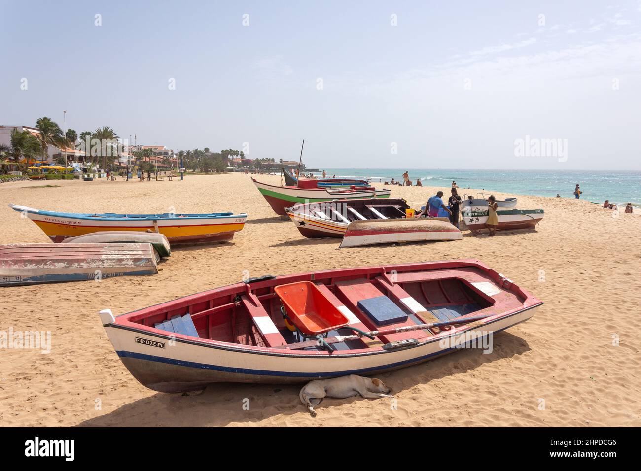 Bunte Fischerboote am Strand, Praia Santa Maria, Santa Maria, Sal, República de Cabo (Kap Verde) Stockfoto