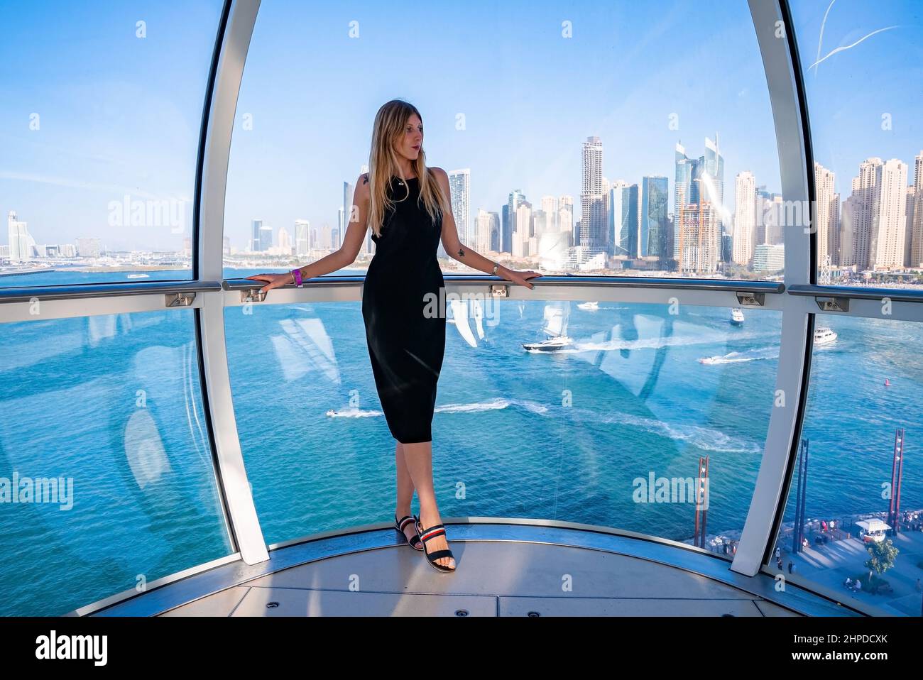 Jung schön und genießt den Blick auf Dubai City Stockfoto