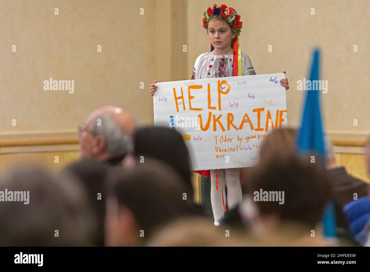 Warren, Michigan, USA. 20th. Februar 2022. Das ukrainisch-amerikanische Krisenreaktionskomitee hält eine „Haltung zur Ukraine“-Kundgebung ab, während die Bewohner die Folgen einer möglichen russischen Invasion dieses Landes fürchten. Fast 40.000 Einwohner von Michigan sind ukrainischer Abstammung. Ksenia Zagaiko, 8, hält ein Schild, das um Hilfe für die Ukraine bittet. Kredit: Jim West/Alamy Live Nachrichten Stockfoto