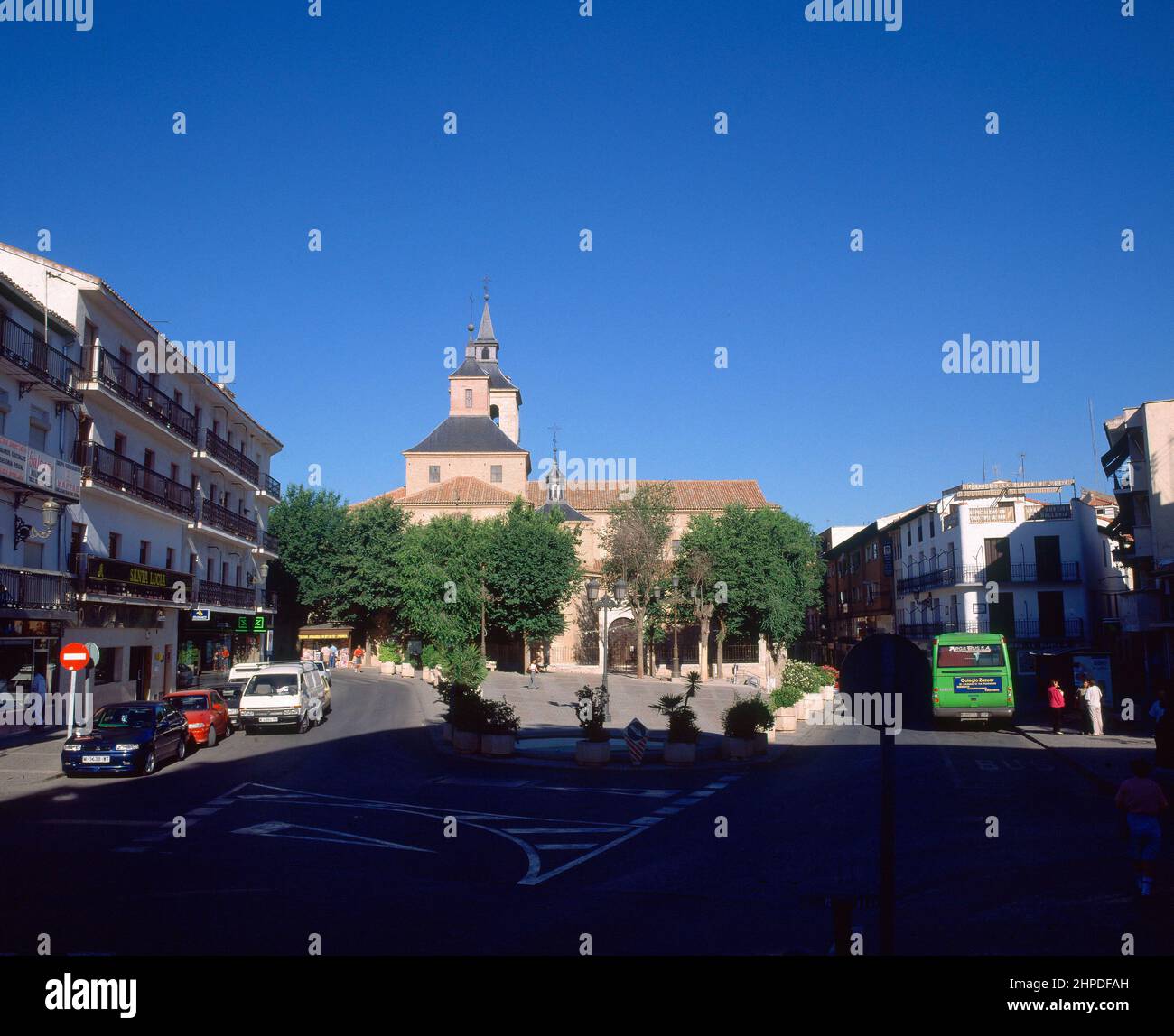 PLAZA DE LA CONSTITUCION CON LA IGLESIA PARROQUIAL AL FONDO. Lage: AUSSEN. ARGANDA DEL REY. MADRID. SPANIEN. Stockfoto