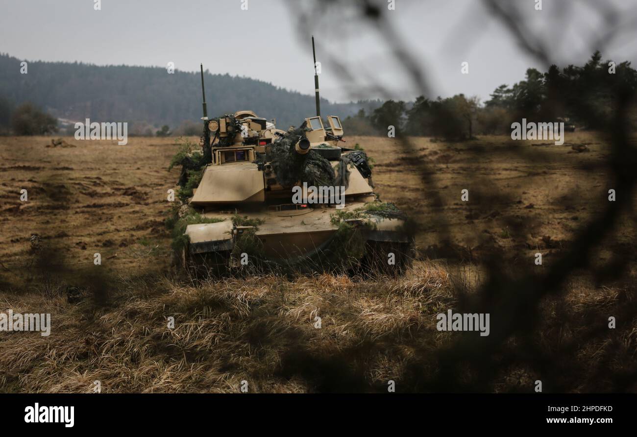 Soldaten der US-Armee führen Feldwartung auf dem Hohenfels Training Area, Deutschland, 26. Januar 2022 durch. Allied Spirit 22 ist eine US Army Europe-Africa (USARURAF-AF) geleitet, 7th Army Training Command durchgeführt, Vom 11. Januar 22 bis zum 05. Februar veranstaltete das Joint Multinational Readiness Center (JMRC) eine Trainingsübung für NATO-Verbündete und -Partner. Diese Übung wird die Interoperabilität und Bereitschaft der NATO und ihrer Partner über spezifische Kampffunktionen hinweg entwickeln und verbessern. Stockfoto
