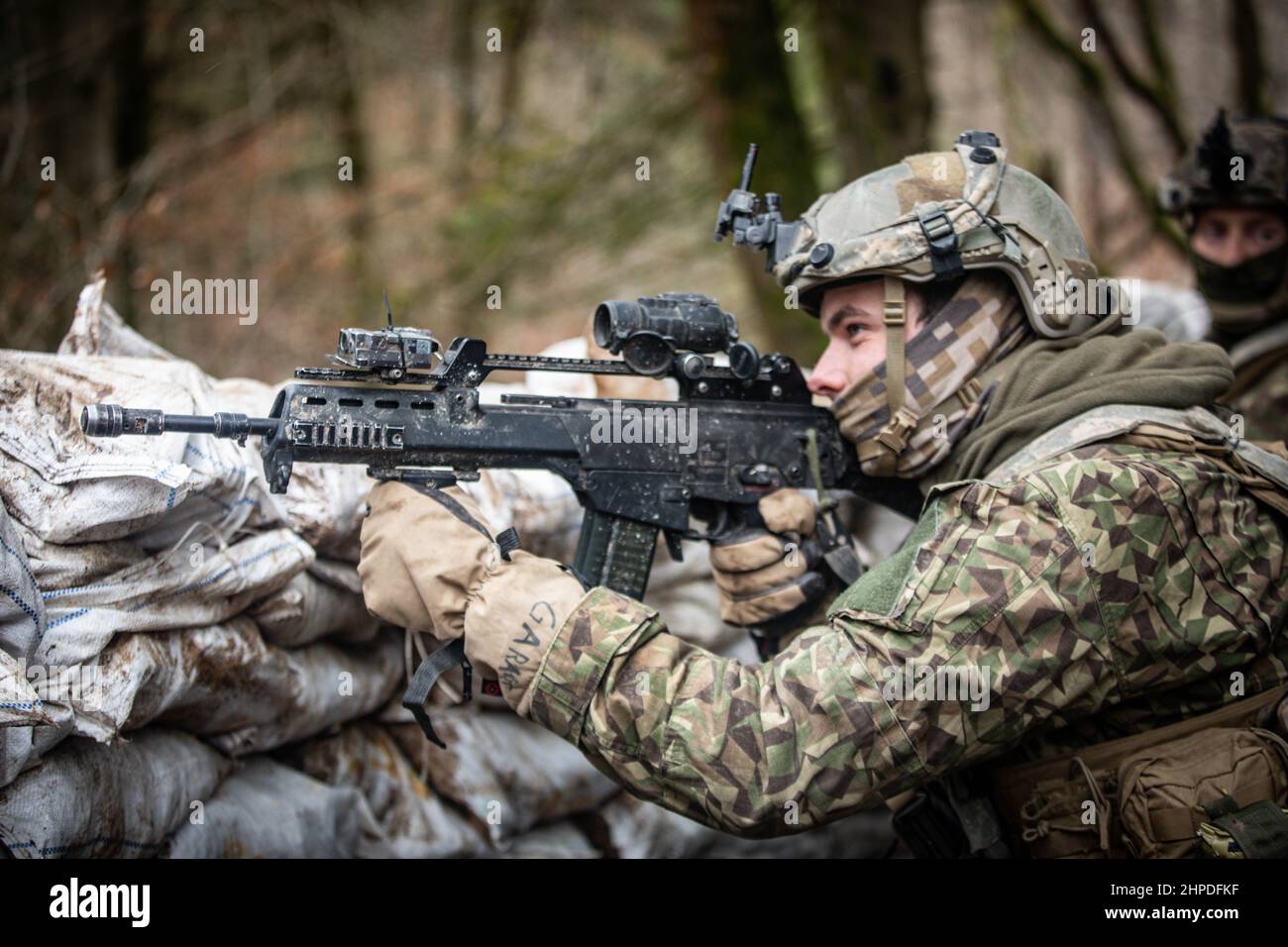 Ein lettischer Soldat nimmt während der Trainingsübung Allied Spirit 22 im Joint Multinary Readiness Center, Hohenfels, Deutschland, 30. Januar 2022, eine Kampfposition ein. Allied Spirit ist eine von der US-Armee in Europa und Afrika geleitete, 7th vom Army Training Command durchgeführte Trainingsübung, die zur Entwicklung und Verbesserung der Interoperabilität und Bereitschaft der NATO und wichtiger Partner in bestimmten Kampffunktionen entwickelt wurde. (USA Armeefoto von Sgt. Audrequez Evans) Stockfoto