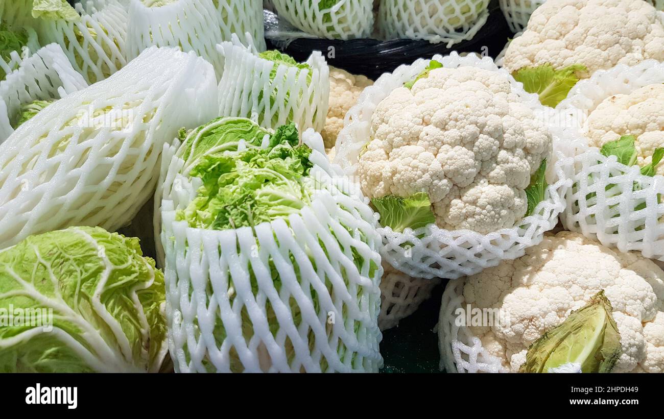 Der Blumenkohl und der Grünkohl sind in Luftpolsterfolie verpackt. Stockfoto