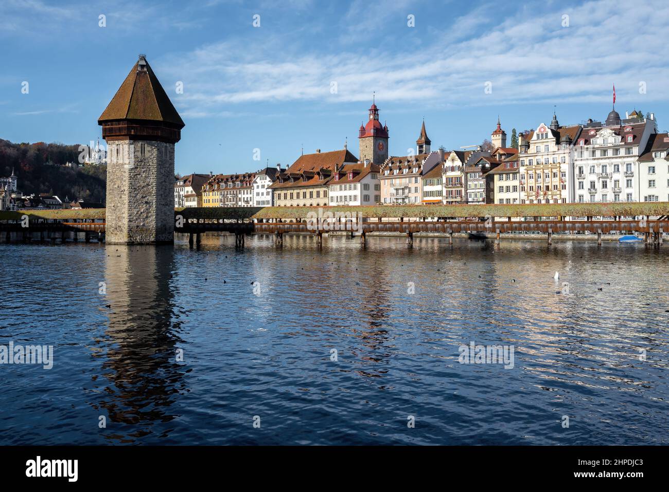 Kapellbrucke und Luzern Skyline - Luzern, Schweiz Stockfoto