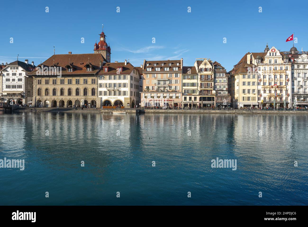 Luzern, Schweiz - 27. Nov 2019: Luzern Altstadt Skyline mit Rathausturm und Reuss Fluss - Luzern, Schweiz Stockfoto