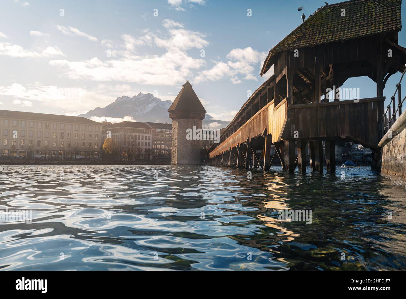 Kapellbrücke (Kapellbrücke) mit Pilatus im Hintergrund - Luzern, Schweiz Stockfoto