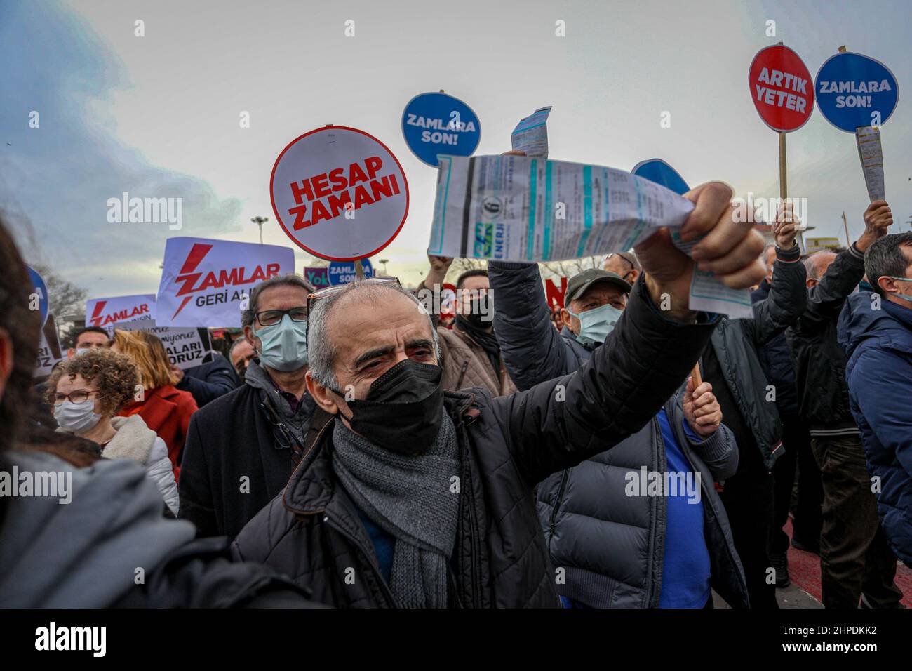 Istanbul, Türkei. 20th. Februar 2022. Während des Protestes zeigt ein Protestler seine Stromrechnungen. Zivilgesellschaftliche Organisationen und politische Parteien kamen am Kad?kˆy Pier zusammen, um gegen die jüngste Zunahme der Stromrechnungen in der Türkei zu protestieren. (Foto von Tunahan Turhan/SOPA Images/Sipa USA) Quelle: SIPA USA/Alamy Live News Stockfoto