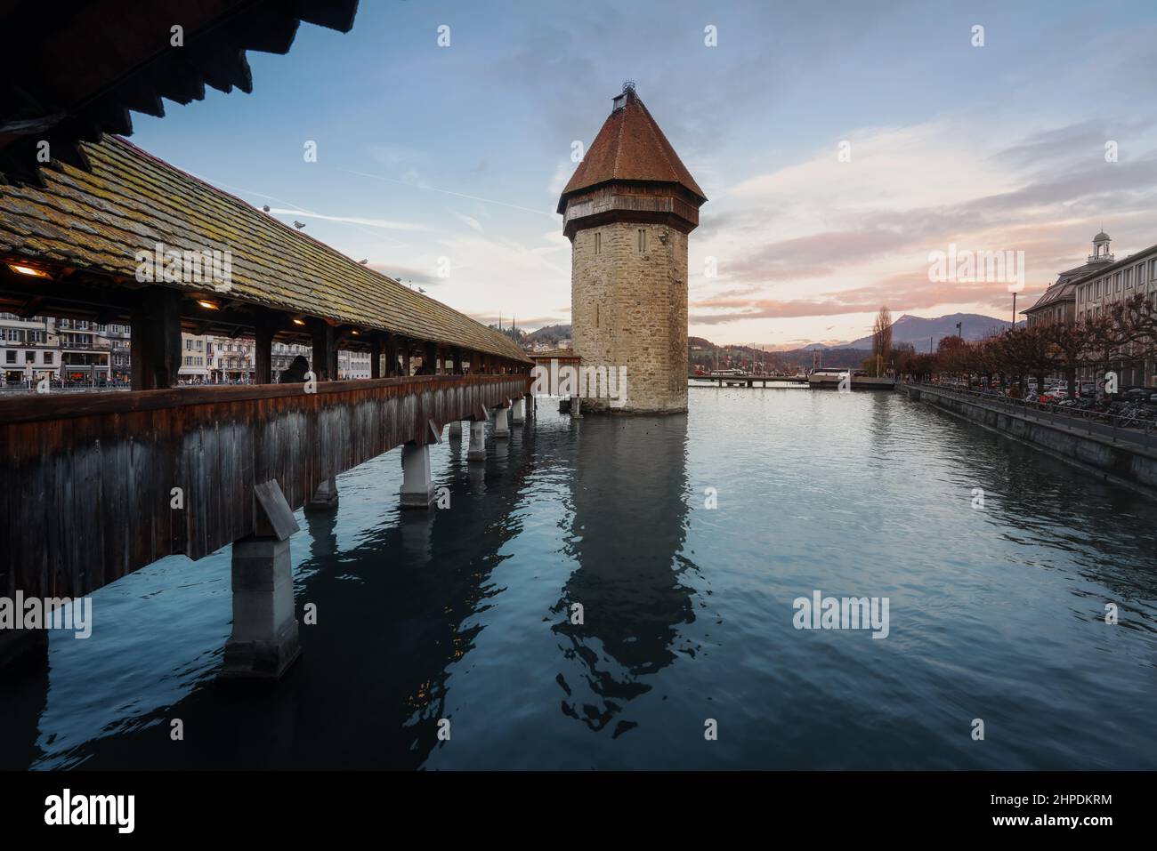 Kapellbrucke bei Sonnenuntergang - Luzern, Schweiz Stockfoto