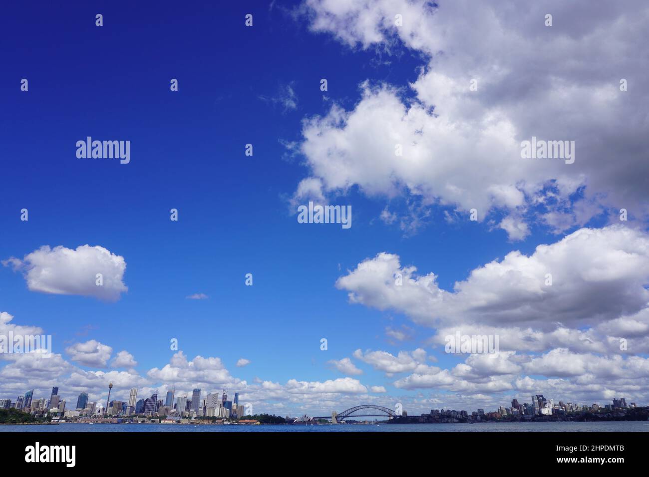 Der Himmel der großen Wolke stellt die Skyline von Sydney in den Schatten Stockfoto