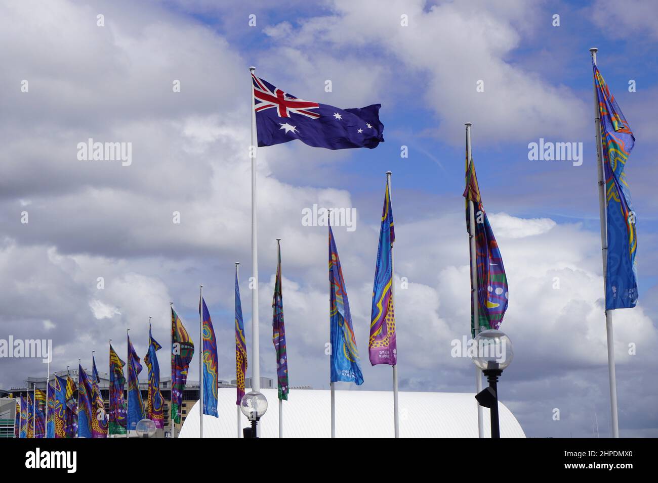 Die australische Flagge fliegt stolz hoch über anderen Flaggen auf der Pyrmont Bridge Stockfoto