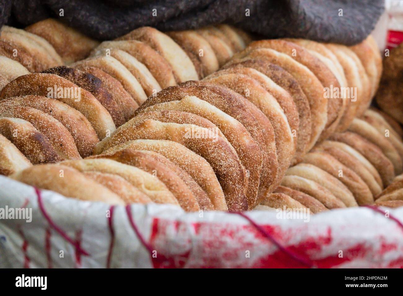 Korb mit Khobz, traditionelle marokkanische weiße Brötchen Stockfoto