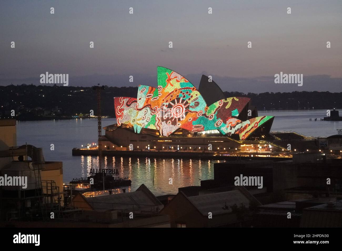 Das Sails of Sydney Opera House ist am Australia Day 2022 in Dawn mit einem Aborigine-Design ausgestattet Stockfoto
