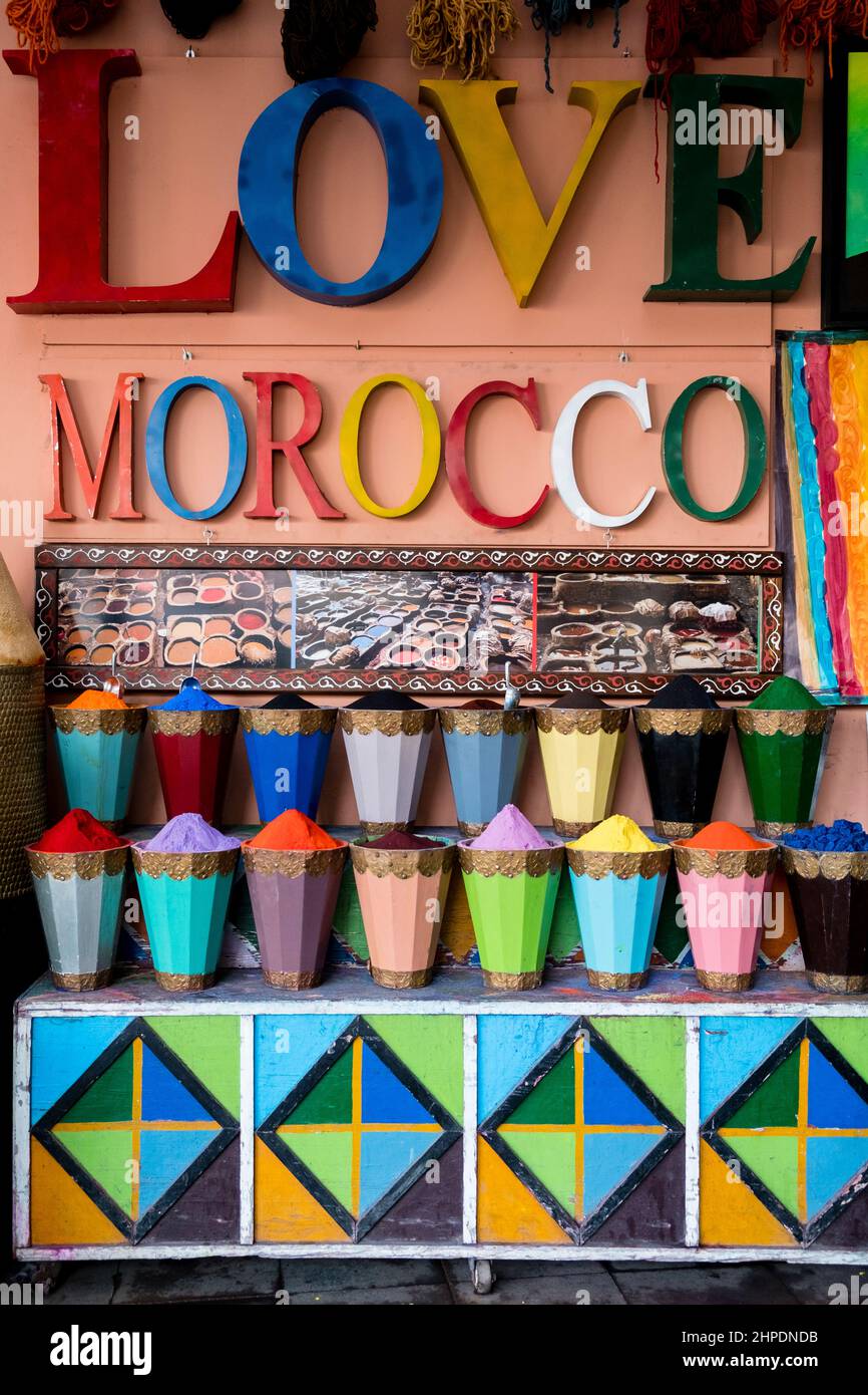 Love Morocco Schild über Behälter mit bunten Farbpulver in der Medina, Marrakesch, Marokko gefüllt Stockfoto