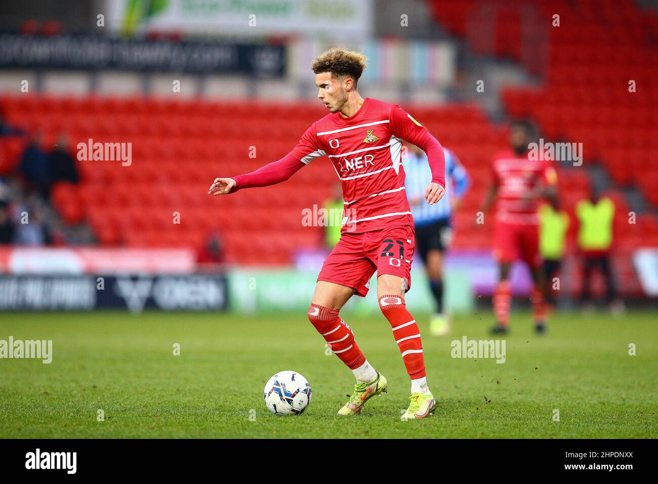 Eco-Power Stadium Doncaster, England - 19th. Februar 2022 Josh Martin (21) von Doncaster - während des Spiels Doncaster gegen Sheffield Mittwoch, EFL League One 2021/22 im Eco-Power Stadium Doncaster, England - 19th. Februar 2022 Credit: Arthur Haigh/WhiteRoseFotos/Alamy Live News Stockfoto