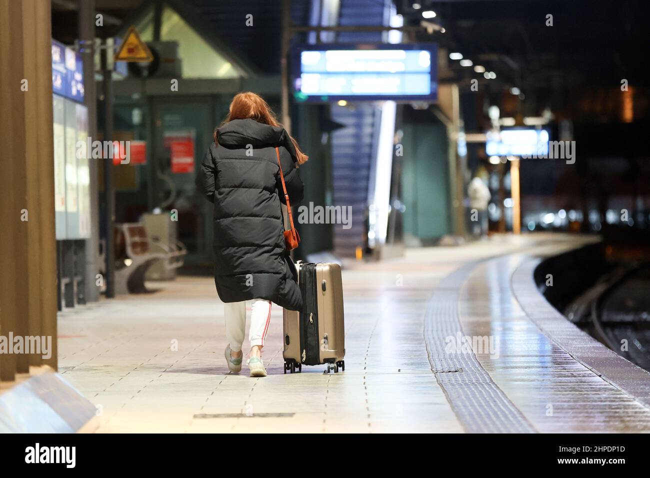 Hamburg, Deutschland. 20th. Februar 2022. Ein Passagier läuft auf einem leeren Bahnsteig im Hamburger Hauptbahnhof. Zuerst 'Ylenia', dann 'Zeynep' und jetzt 'Antonia': Die Serie von schweren Stürmen hält vorerst nicht auf. Kredit: Bodo Marks/dpa/Alamy Live Nachrichten Stockfoto