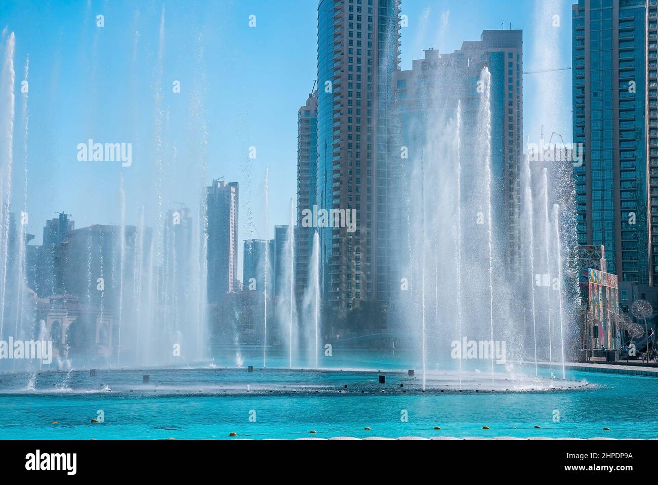 The Dancing Fountains in der Nähe des Wolkenkratzers Burj Khalifa in Dubai. Stockfoto