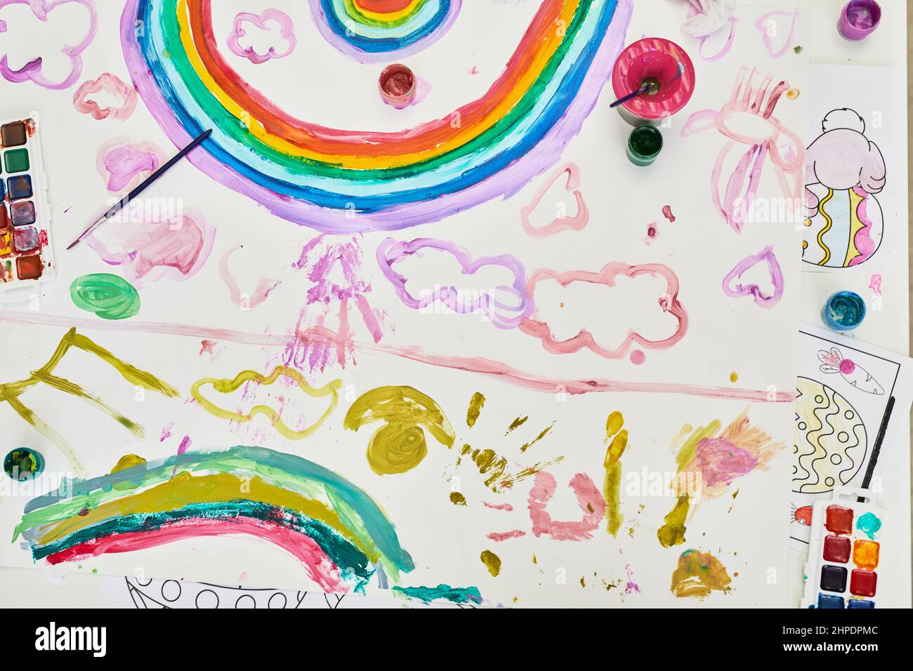 Draufsicht Hintergrundbild von Kindern Zeichnung mit Regenbogen bei Kunst und Handwerk Klasse zu Ostern, kopieren Raum Stockfoto