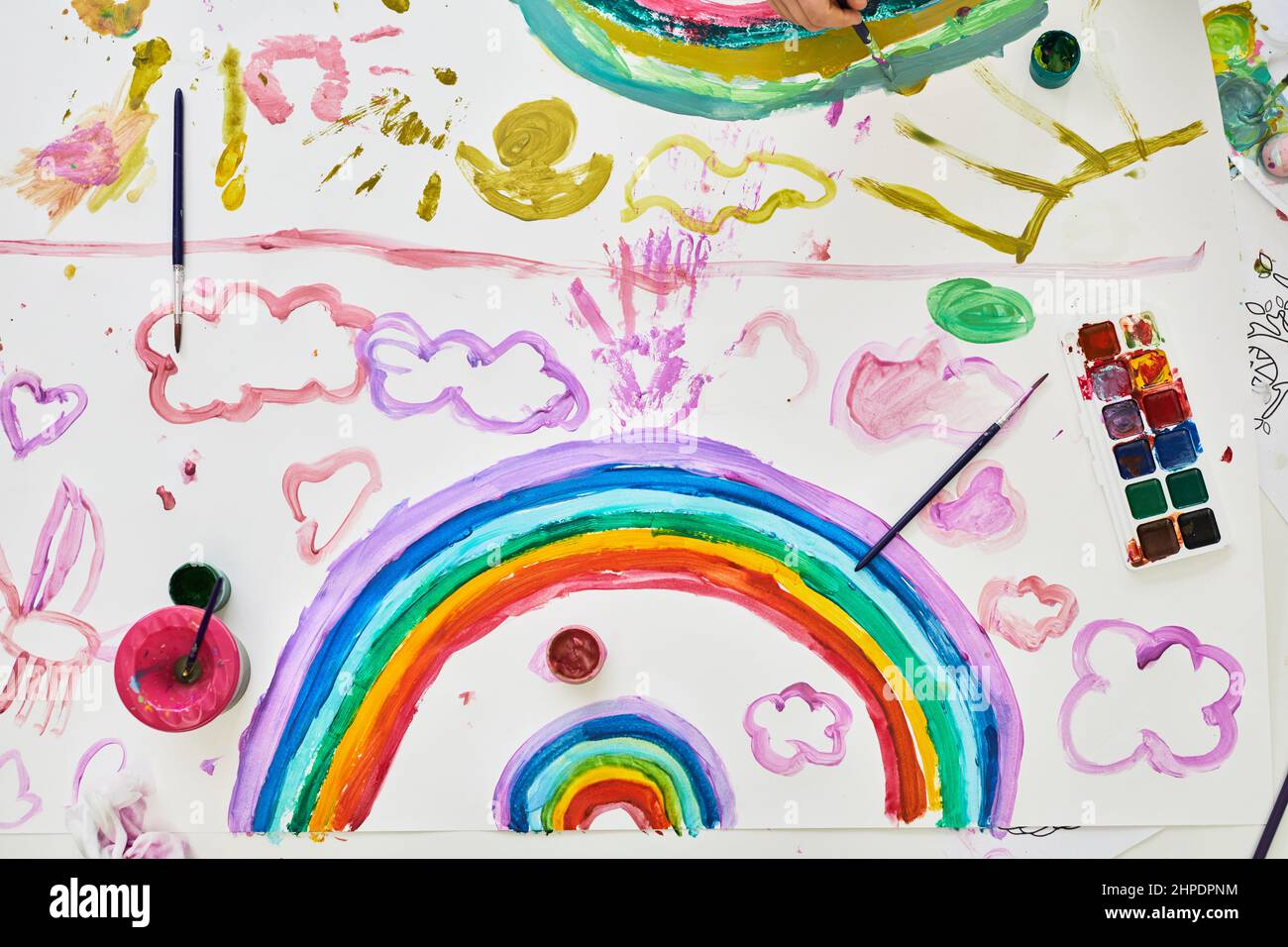 Top down Hintergrundbild von Kindern Zeichnung mit Regenbogen bei Kunst und Handwerk Klasse, kopieren Raum Stockfoto