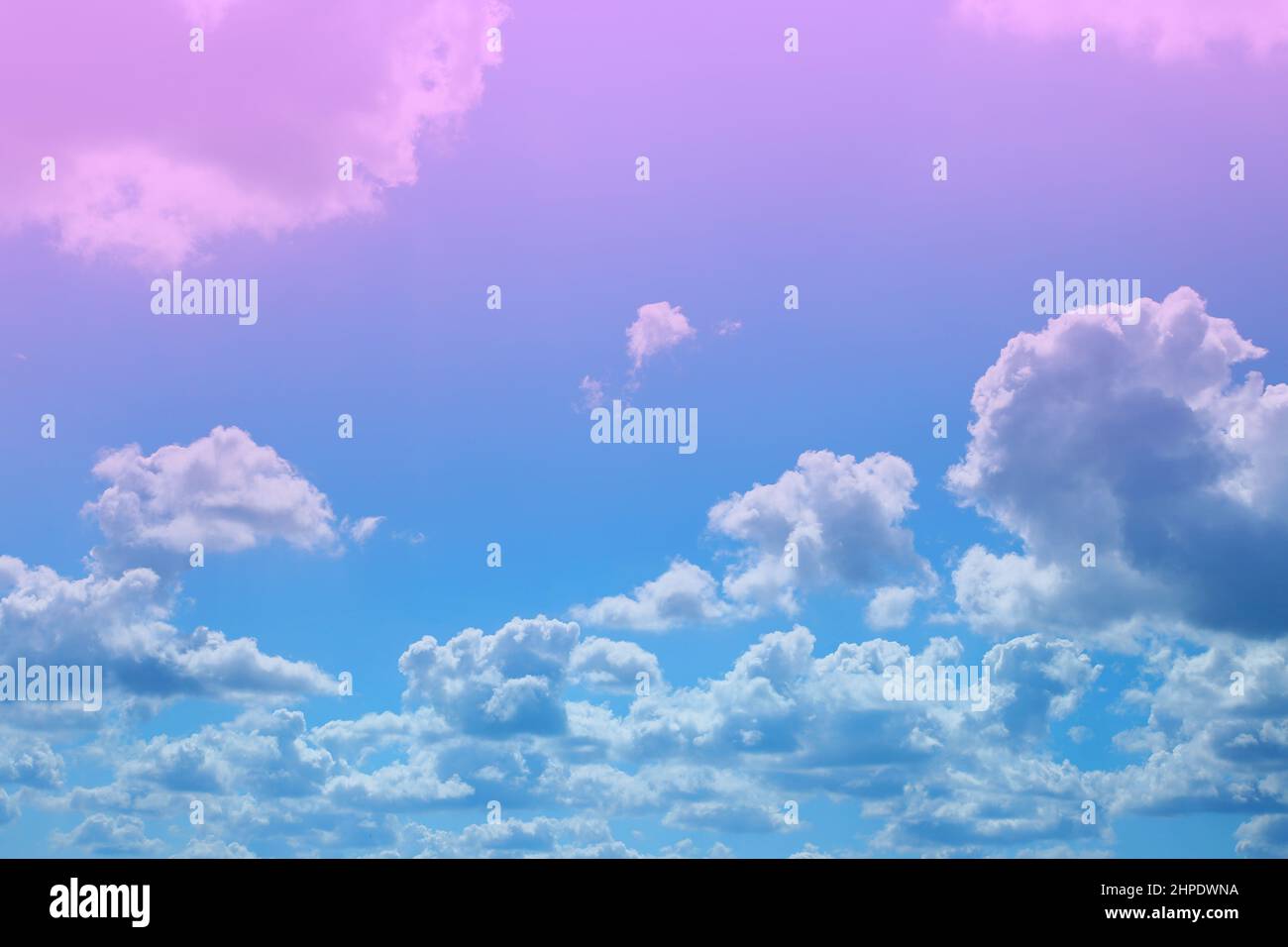 Wolken in rosa und lila Farben.romantischer Himmel.Bunte Wolken Hintergrund. Himmlische Kulisse. Stockfoto