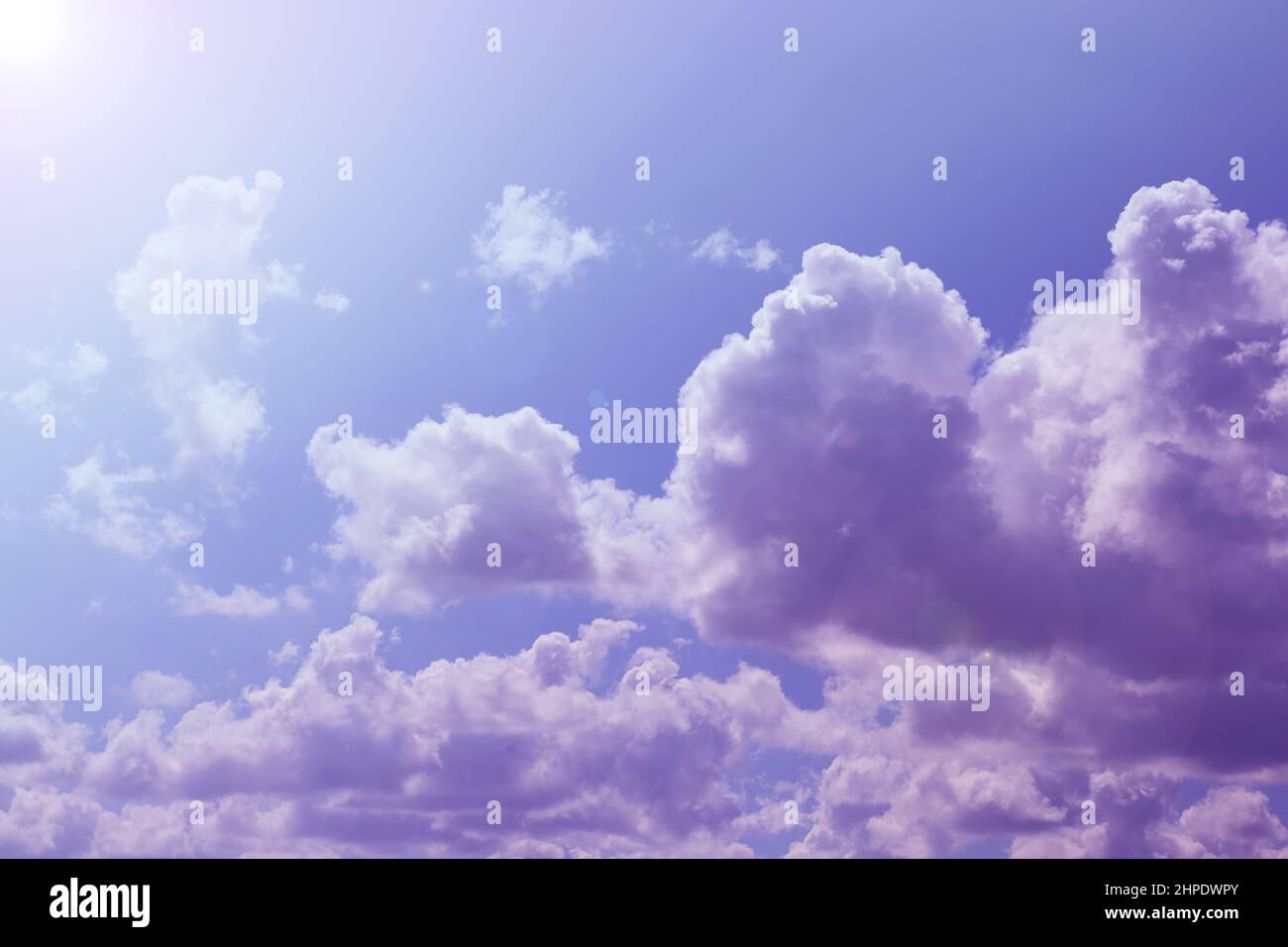 Wolken in rosa und lila Farben.romantische mystische Himmel.Bunte Wolken Hintergrund. Himmlische Kulisse. Stockfoto