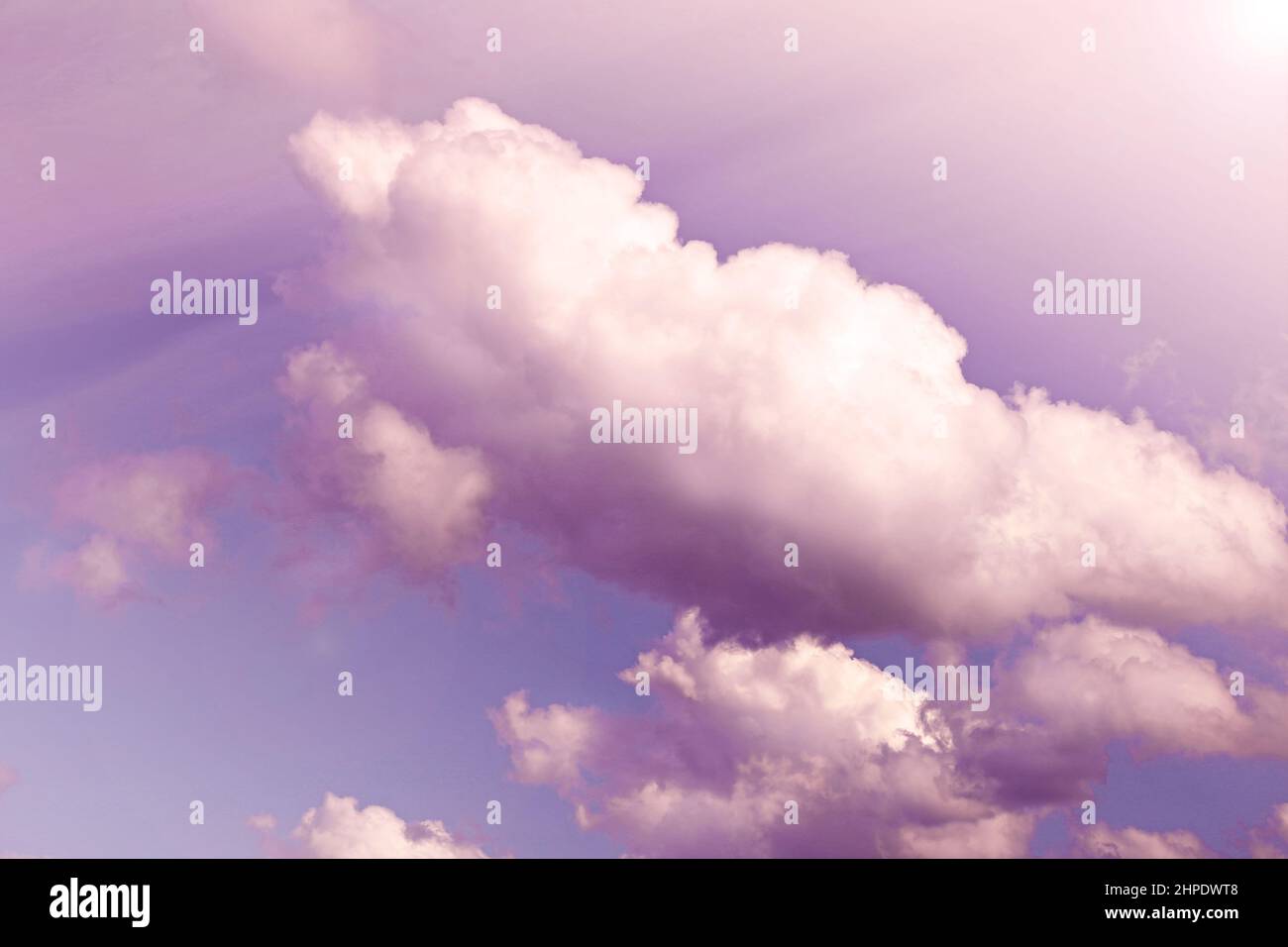 Wolken in rosa und lila Farben.romantische mystische Himmel.Wolken Hintergrund. Himmlische Kulisse. Stockfoto