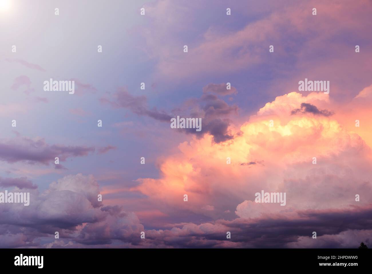 Wolken in rosa und lila Farben. Mystischer Himmel.Bunte Wolken Hintergrund. Himmlische Kulisse. Stockfoto
