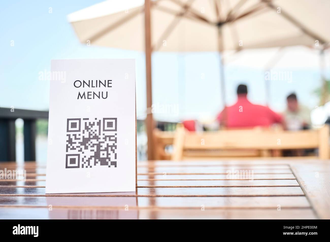 Tisch mit einem QR-Code für den kontaktlosen Zugriff auf das digitale Menü des Restaurants durch Scannen, Gesundheitspräventionsprotokoll während des Pandem von Covid19 Stockfoto