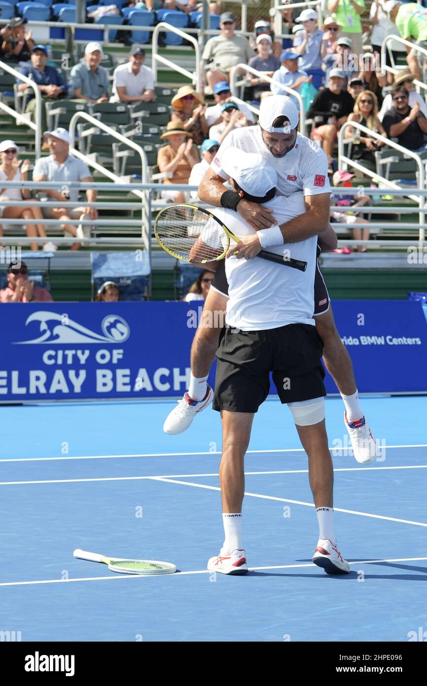 DELRAY BEACH: FL - Februar 20 - Delray Beach: Marcelo Arevalo(ESP)/Jean-Julien Rojer(NED) feiern nach dem Sieg über Aleksandr Nedovyesov(KAZ)/Aisam-UL-Haq Qureshi(PAK) 62 67(5) 10-4 während der Delray Beach Open by Vitacost Doubles Championship 2022. Delray Beach, Florida. 20. Februar 2022. Quelle: Andrew Patron/MediaPunch Stockfoto